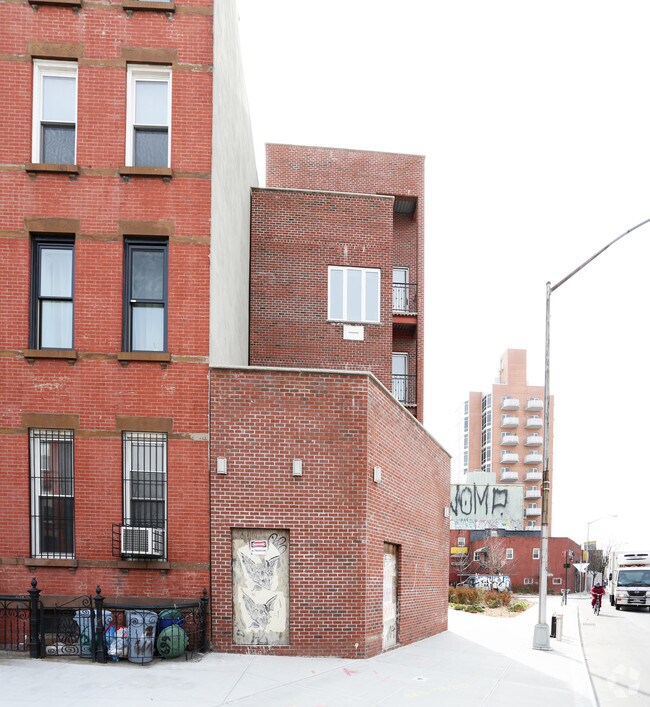 Building Photo - 671 Henry St