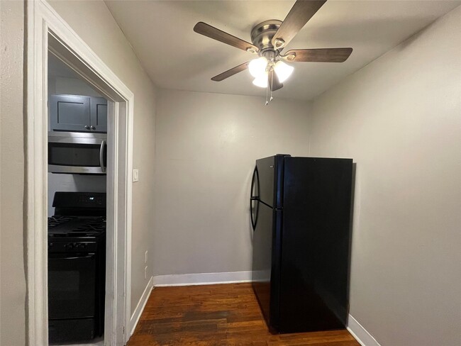 Building Photo - 4221 Lamar St