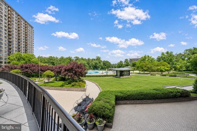 Foto del edificio - 5225 Pooks Hill Rd