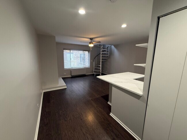 Building Photo - 744 W Gordon Terrace