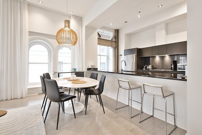 Building Photo - 750 Côte de la Place-d'Armes