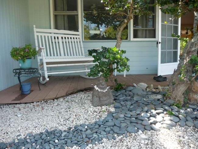 Building Photo - JULY 1, 2025 Large home with pool nestled ...