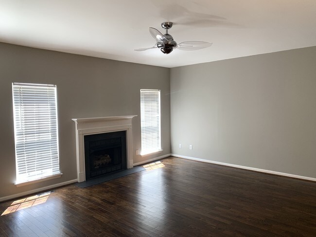 Building Photo - 2 Bed/ 2 Bath Townhome near Lake Purdy