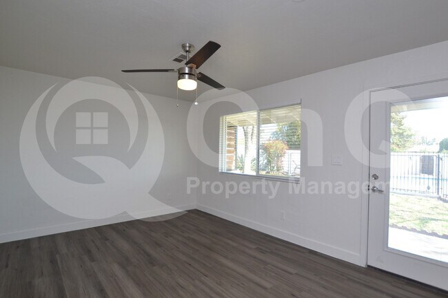 Foto del edificio - 1202 E Kaler Dr