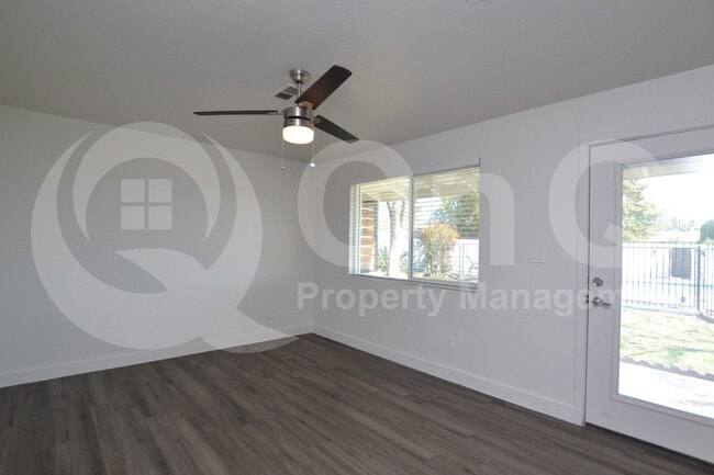 Photo - 1202 E Kaler Dr House