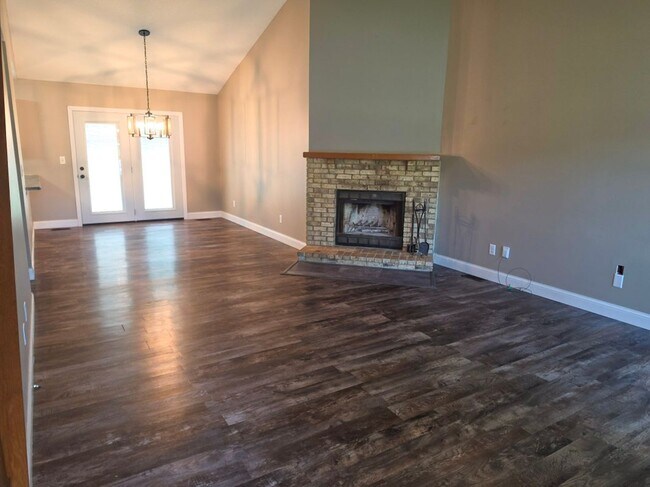 Building Photo - 325 Westbrook Dr