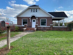 Building Photo - 2802 Fairview Dr