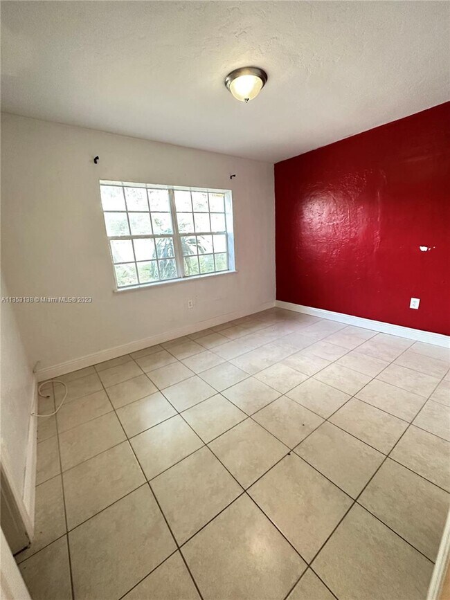 Foto del edificio - 220 NW 127th St