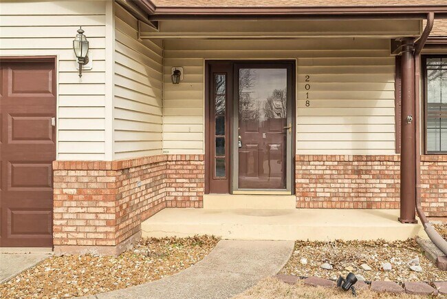 Building Photo - 2018 Creekpoint Dr