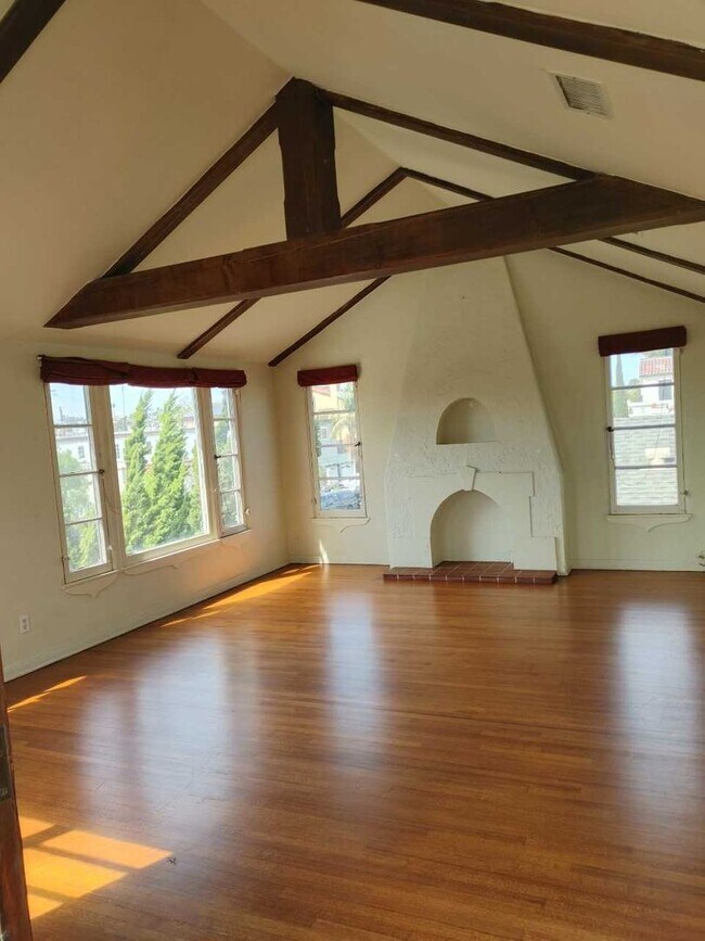 Building Photo - 204CO