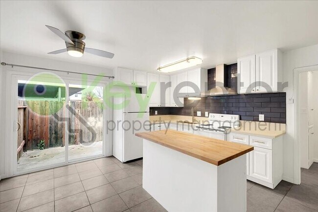 Foto del edificio - 6705 Greenback Ln