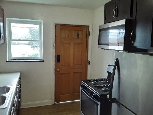 galley-style kitchen - 90 Riverside Dr