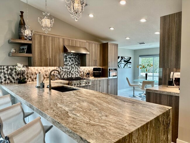 Building Photo - 348 Vista Royale Dr