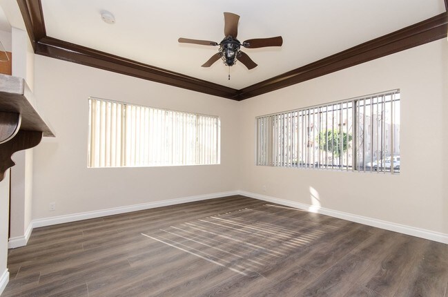 Building Photo - 2 br, 1 bath Apartment - 430 S Soto St.