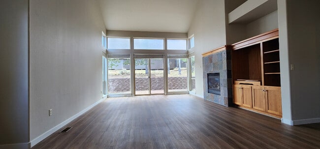 Building Photo - 1445 Highland View Loop