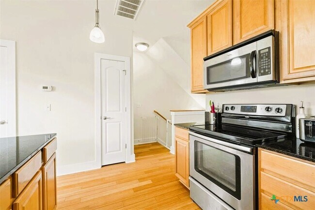 Building Photo - 13420 Lyndhurst St