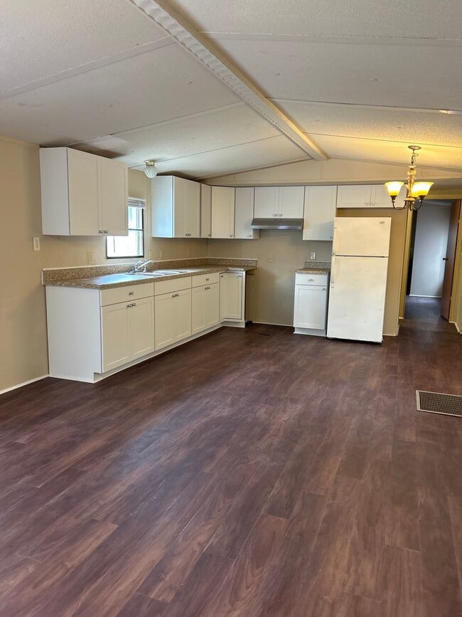 Building Photo - 2 Bedroom, 2 Bath