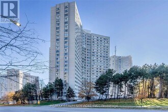 Building Photo - 3700 Kaneff Crescent