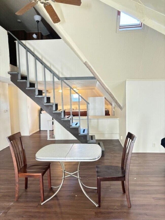 Photo - 702 W Green St Apartment