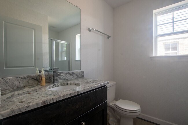 Building Photo - Contemporary 4bd/3.5ba in excellent location