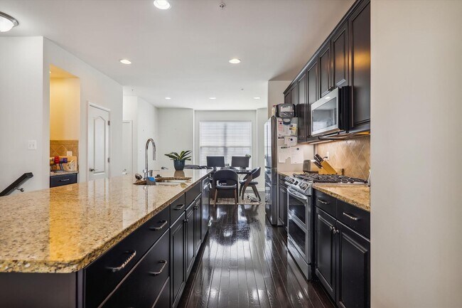 Foto del edificio - Wonderful 4BR 3.5 Bath in northern Silver ...