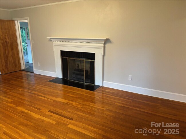 Building Photo - 207 Oak Dr