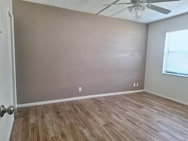 Building Photo - 10037 Winding Lake Rd