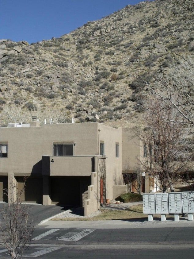 Primary Photo - 2900 Vista Del Rey NE
