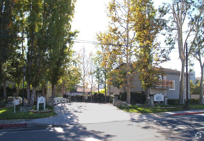 Building Photo - 2536 Santa Ana Ave