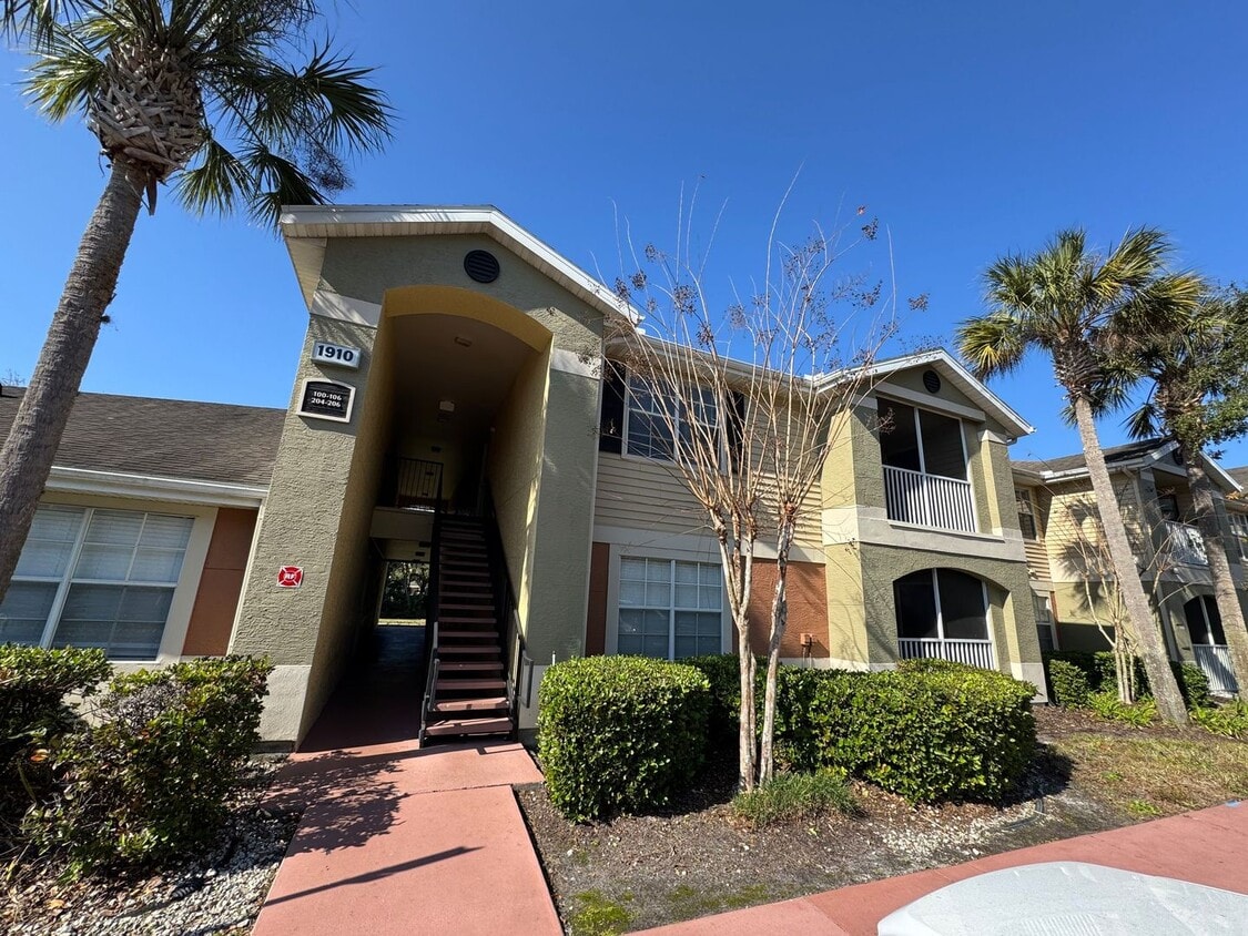 Oviedo 2/2 Condo with Tile & LVP Flooring, Updated Baths, New Paint & Appliances! - Oviedo 2/2 Condo with Tile & LVP Flooring, Updated Baths, New Paint & Appliances!