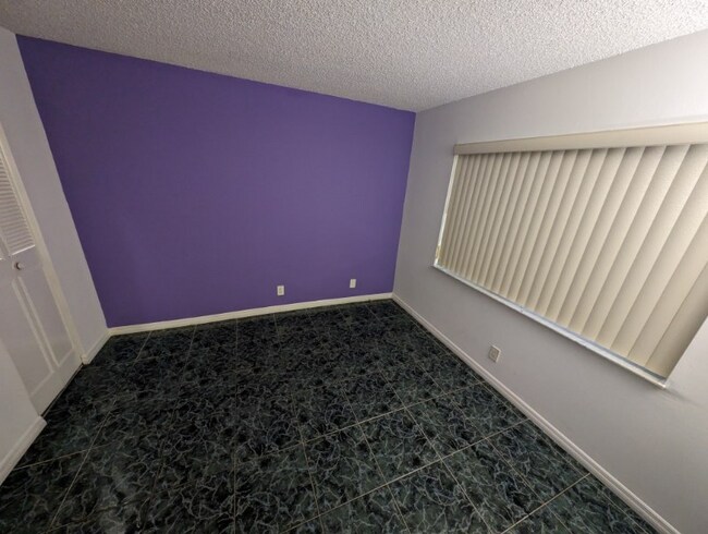Building Photo - 613 S State Rd 7