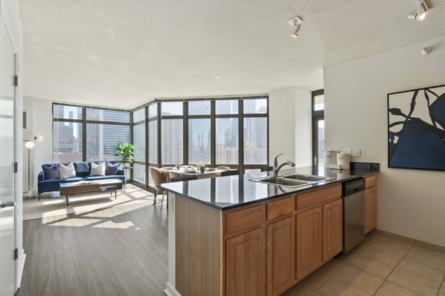 Building Photo - 335 N Desplaines St