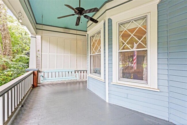 Foto del edificio - 1038 St Charles Ave NE