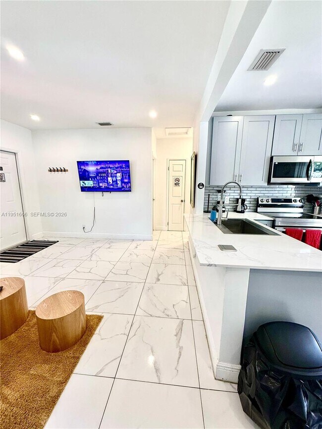 Building Photo - 133 SW 22nd Ave