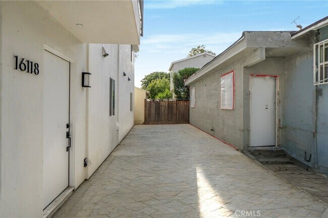 Foto del edificio - 16118 Haynes St