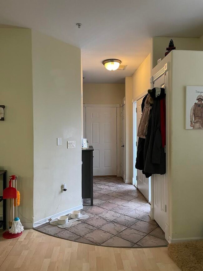 ¡Sala de estar - 320 Jennifer Ln