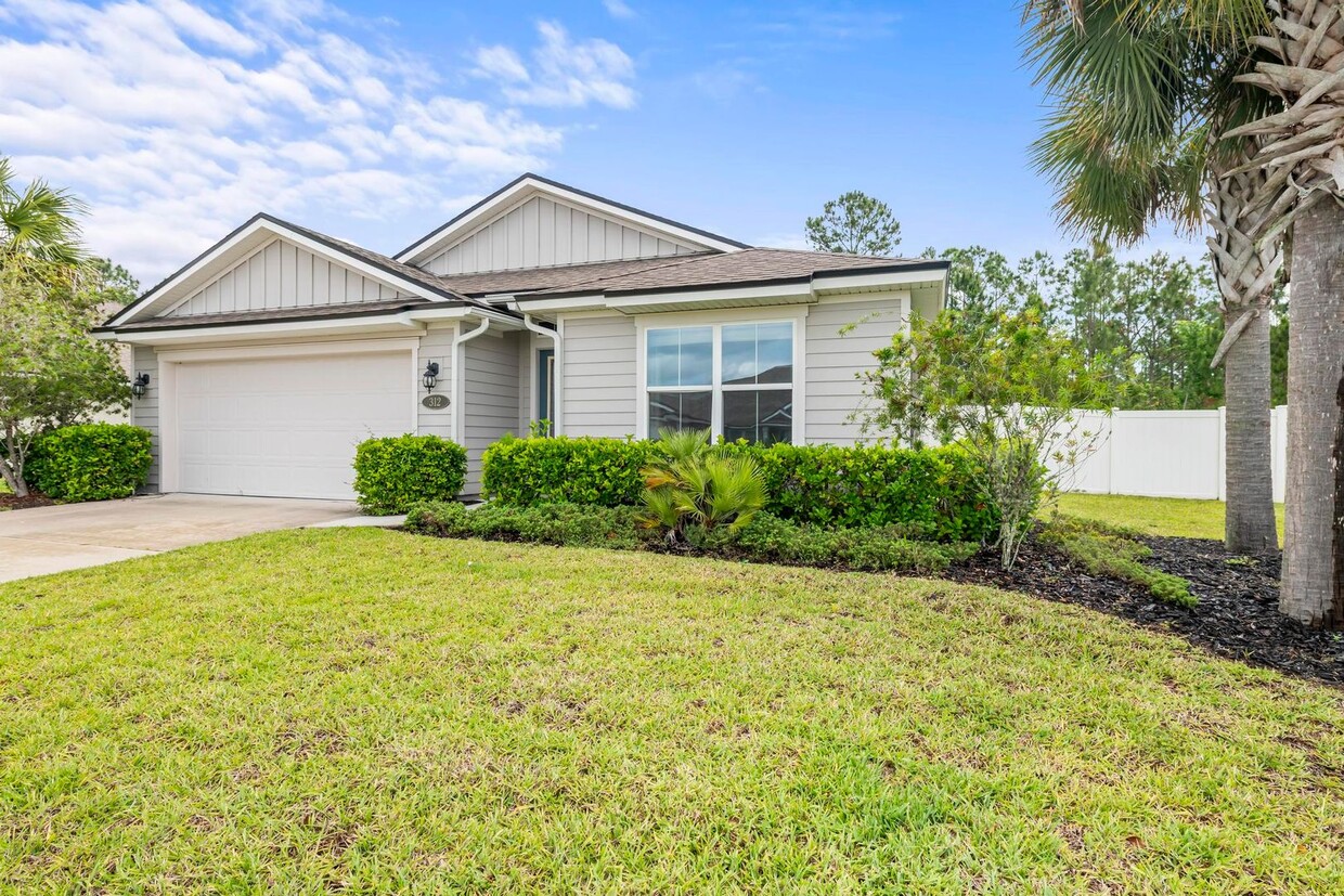 Foto principal - Stylish 4-Bedroom Home with New LVP Floori...