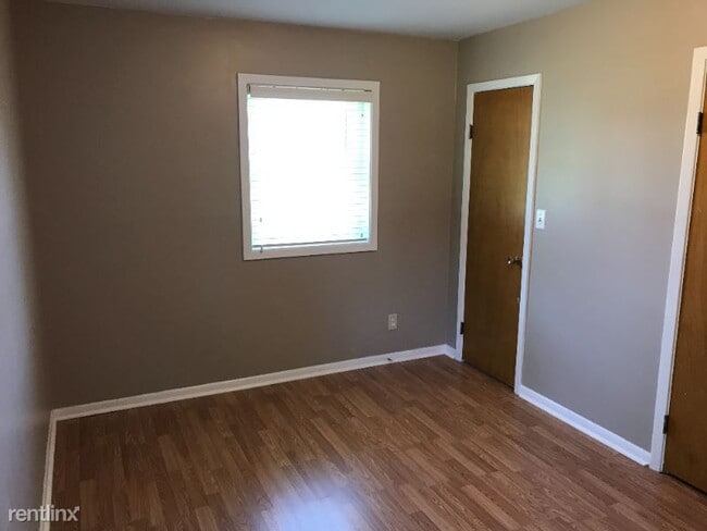 Building Photo - 3 br, 1.5 bath House - 701 oak street