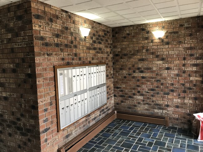 Building Photo - 1315 E Elmdale Ct