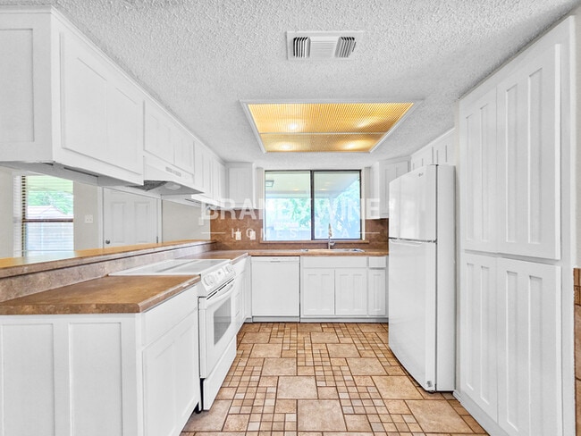 Building Photo - 6636 Valley View Dr