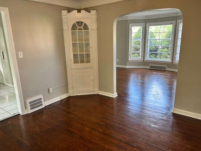 Building Photo - Charming & Spacious 4-Bed Home in Clevelan...