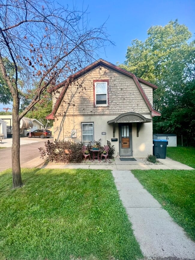 Front Entry - 819 1/2 Carney Ave