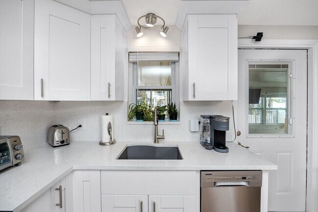 Building Photo - Adorable home For Rent on the Canal in Hudson