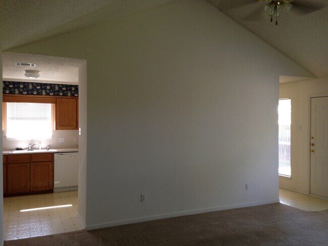 Building Photo - Duplex *LEASING SPECIAL AVAILABLE*