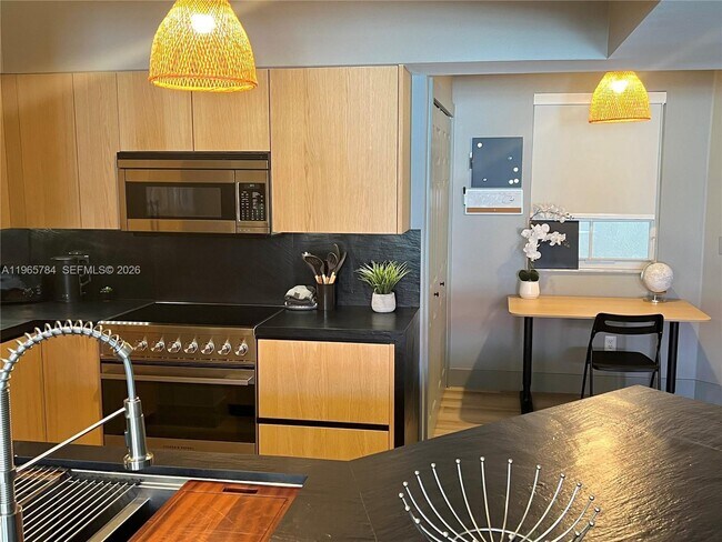 Foto del edificio - 3145 NE 184th St