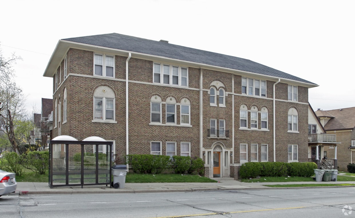 Building Photo - 3070 N Oakland Ave