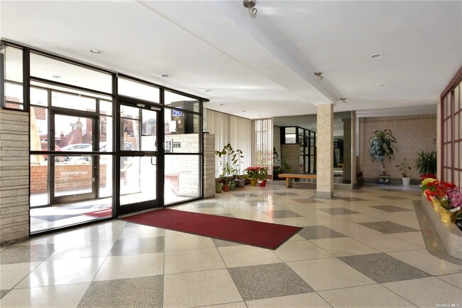 Foto del edificio - 67-41 Burns St