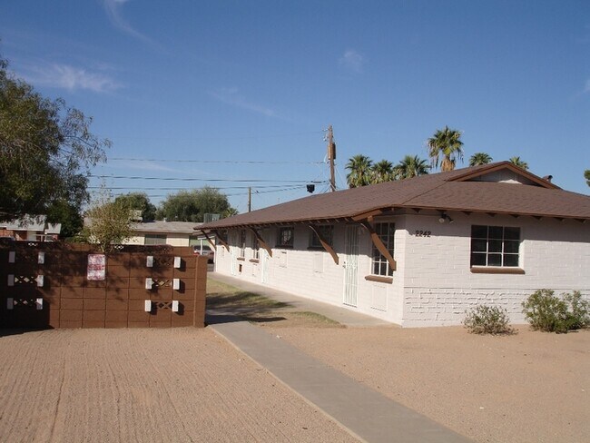 Building Photo - 3 plex apt, all tile flooring!