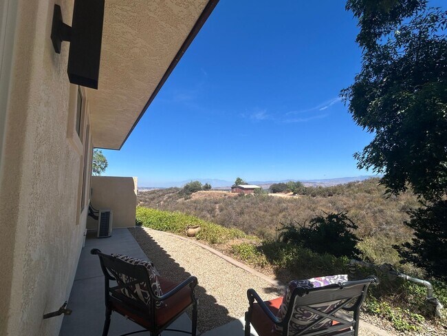 Foto del edificio - Beautiful View in the Oak Hills Estates - 2 bed 2 bath