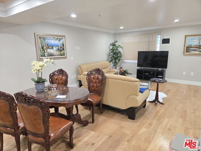 Foto del edificio - 4733 Elmwood Ave